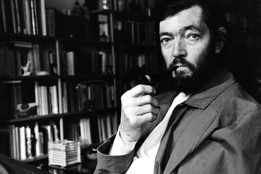 En este momento estás viendo Julio Cortázar: entre las páginas del laberinto literario