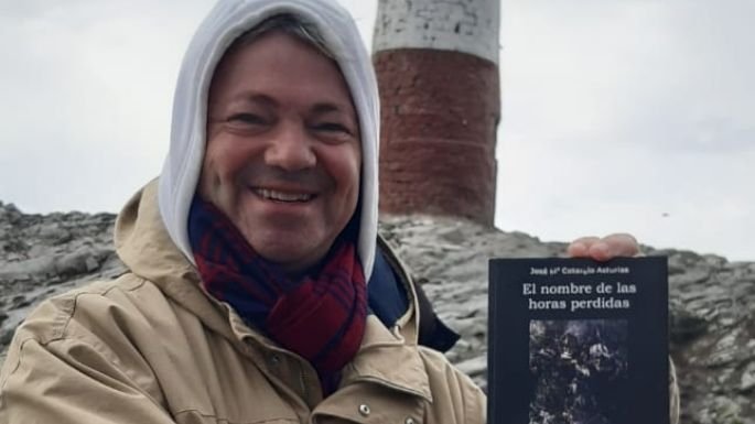 En este momento estás viendo El poeta español que dejó su libro en el faro del fin del mundo