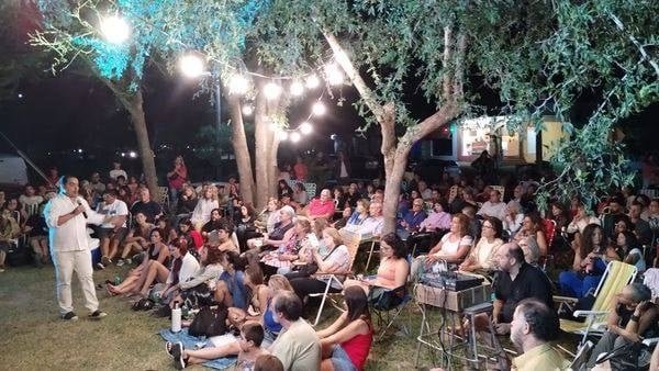 En este momento estás viendo El escritor Mariano Saravia se despidió de Mendiolaza con su espectáculo de verano