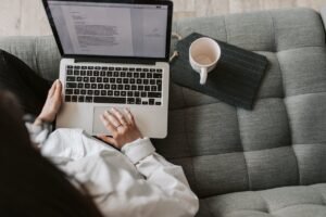 Lee más sobre el artículo Escritores indie: la escena literaria independiente y sus voces únicas