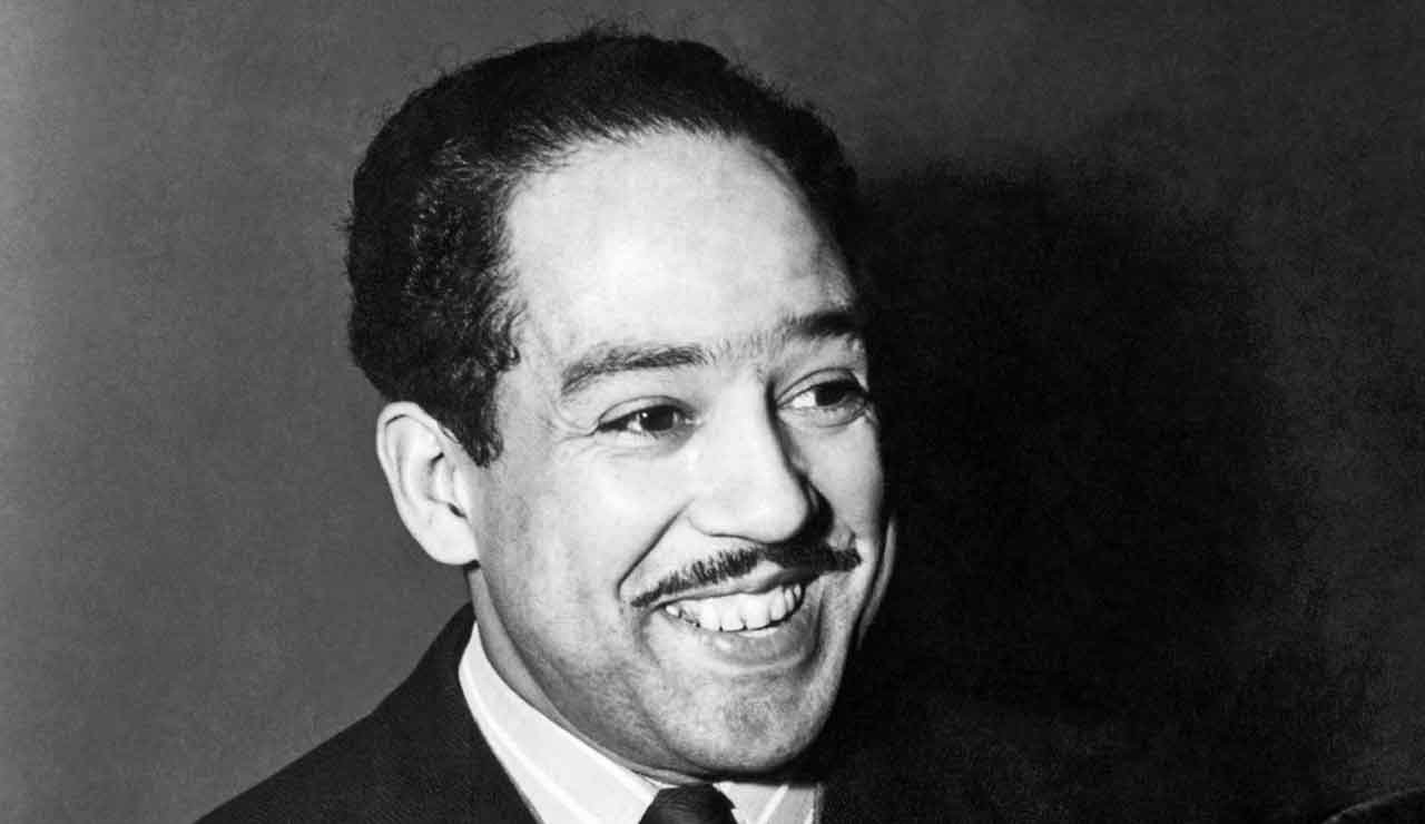 En este momento estás viendo Langston Hughes: El poeta del Renacimiento de Harlem y su legado literario