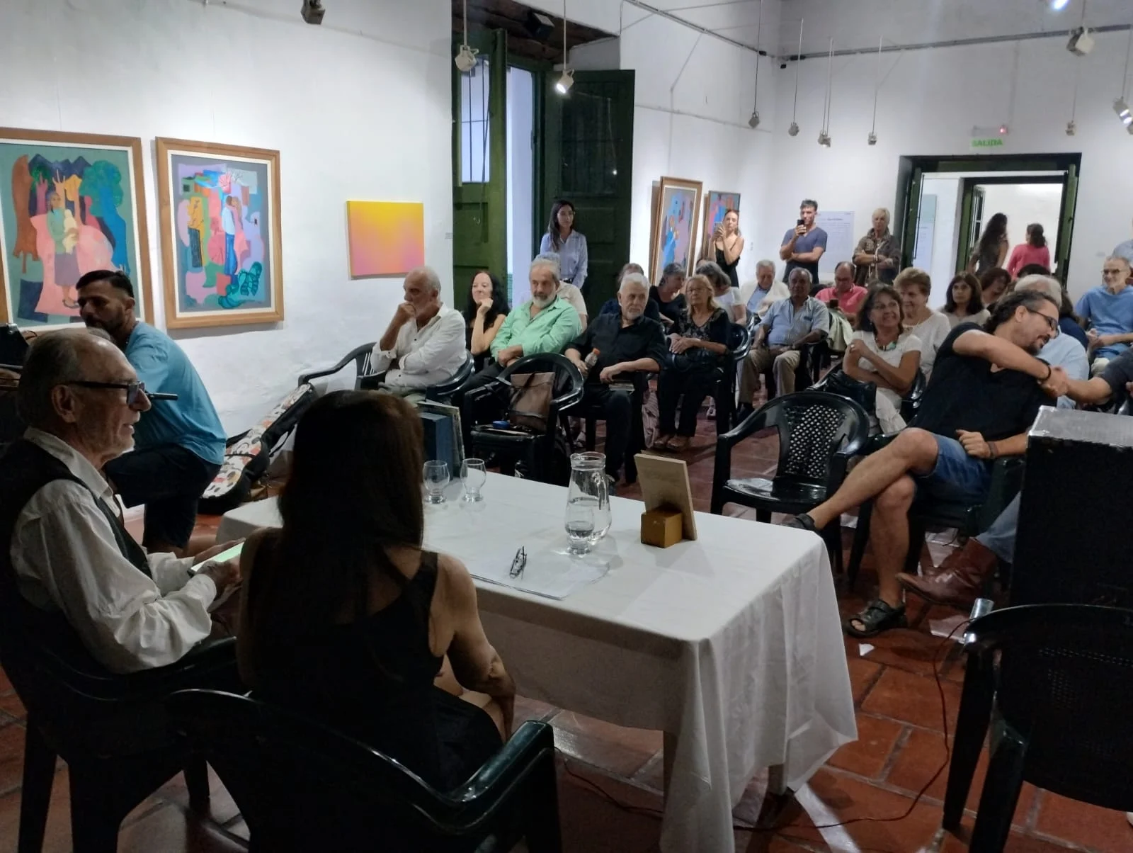 En este momento estás viendo La poeta salteña Fernanda Agüero presentó las obras de Aldo Parfeniuk