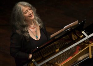 Lee más sobre el artículo Martha Argerich: La maestra del piano que encanta al mundo con su talento