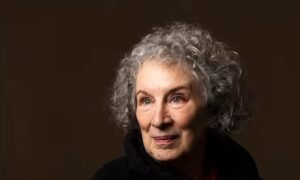 Lee más sobre el artículo Margaret Atwood: visionaria de la ciencia ficción y el feminismo
