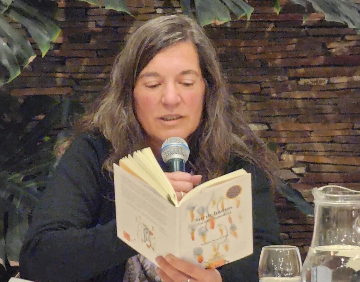 En este momento estás viendo Sandra Nora Gioia y el poemario de una «buscadora errante que se arroja a todo mar, a todo riesgo»