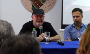 Lee más sobre el artículo Video: Pedro Solans presentó «Oscuro y sin luceros» en la Feria del libro de Posadas