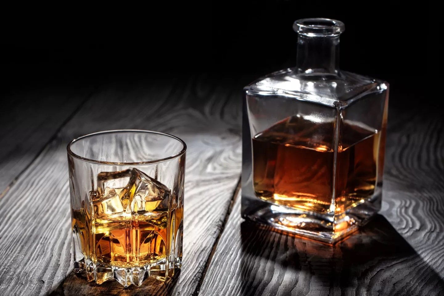 En este momento estás viendo El whisky: un elixir que ha inspirado a generaciones de escritores