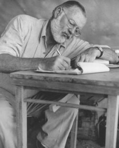 Lee más sobre el artículo Por quién doblan las campanas: A 125 años del nacimiento de Ernest Hemingway
