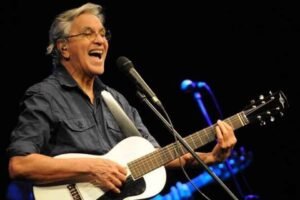 Lee más sobre el artículo Hoy está cumpliendo 82 años Caetano Veloso, la voz de Bahía, Brasil y Latinoamérica