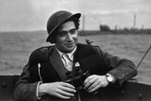 Lee más sobre el artículo A 111 años del nacimiento de Robert Capa, el fotógrafo que capturó el rostro de la guerra