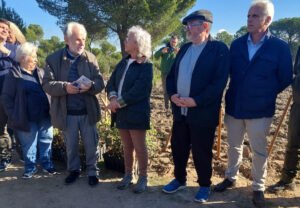 Lee más sobre el artículo Niños y estudiantes de arte de Huelva inauguraron el Bosque de Poesía de Cartayo