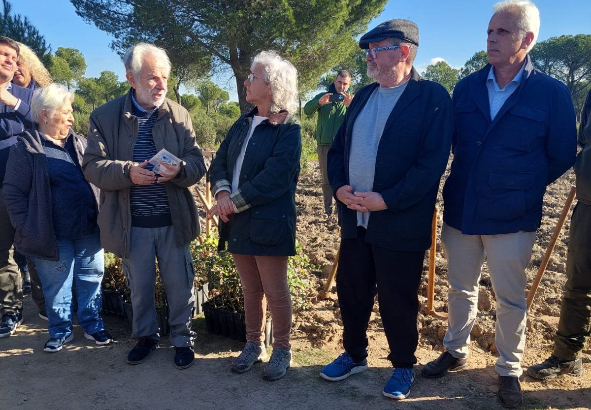 En este momento estás viendo Niños y estudiantes de arte de Huelva inauguraron el Bosque de Poesía de Cartayo