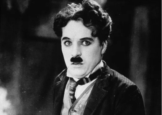 En este momento estás viendo A 136 años del nacimiento de Charles Chaplin, el genio que convirtió el cine en arte y compromiso