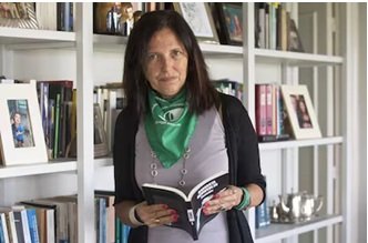 Lee más sobre el artículo Feliz cumpleaños Claudia Piñeiro, la gran cronista de las grietas argentinas