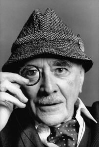 Lee más sobre el artículo Manuel Mujica Láinez: El arquitecto de mundos literarios perdidos