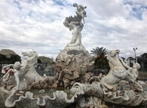 Lee más sobre el artículo 122 años de la Fuente de las Nereidas: Arte, controversia y un legado de rebeldía