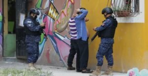 Lee más sobre el artículo Más de un centenar de escritores y poetas internacionales denuncian la situación en El Salvador