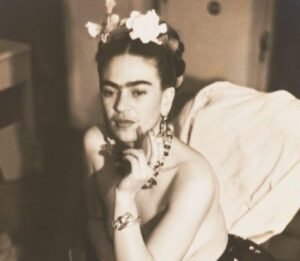 Lee más sobre el artículo Frida Kahlo, de pintar para aplacar el dolor a convertirse en un ícono de rebelión