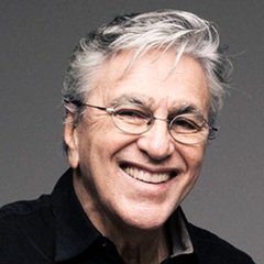 Lee más sobre el artículo Feliz cumple Caetano, la voz de Brasil que tejió la música latinoamericana
