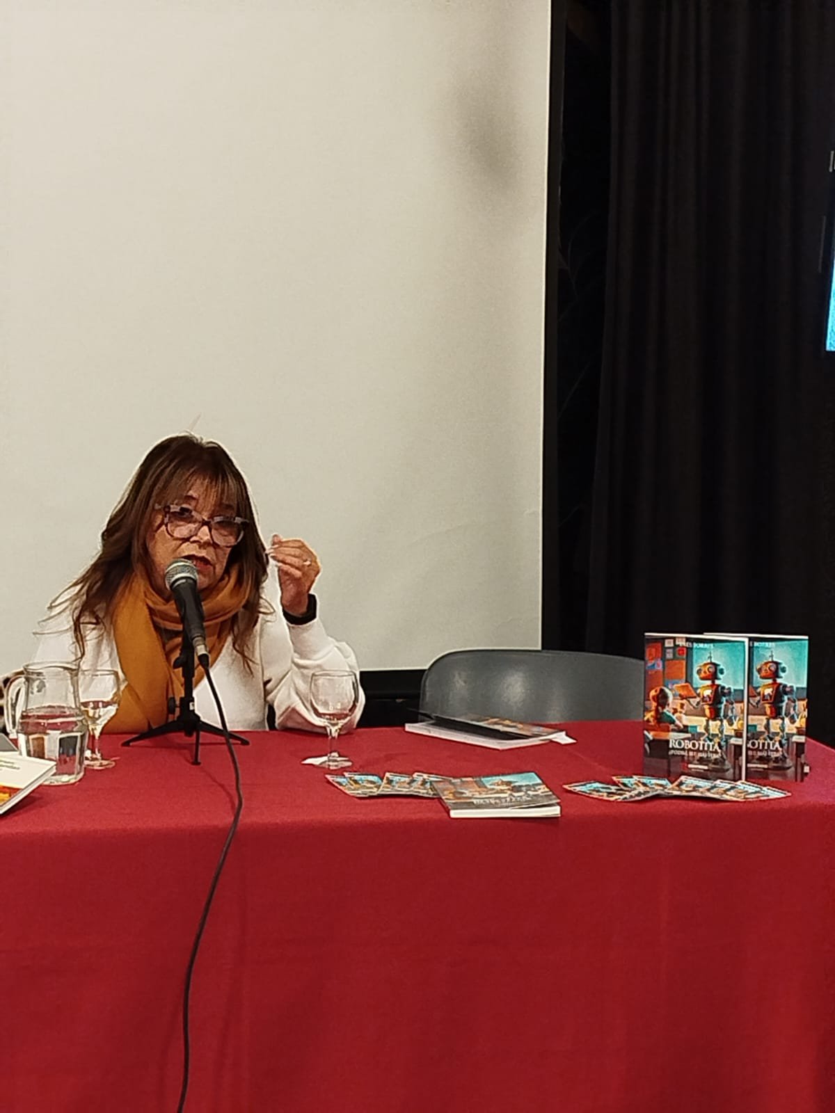 Lee más sobre el artículo «Robotita, ¿podrá ser maestra?»: Un libro que desafía a la educación en la era digital